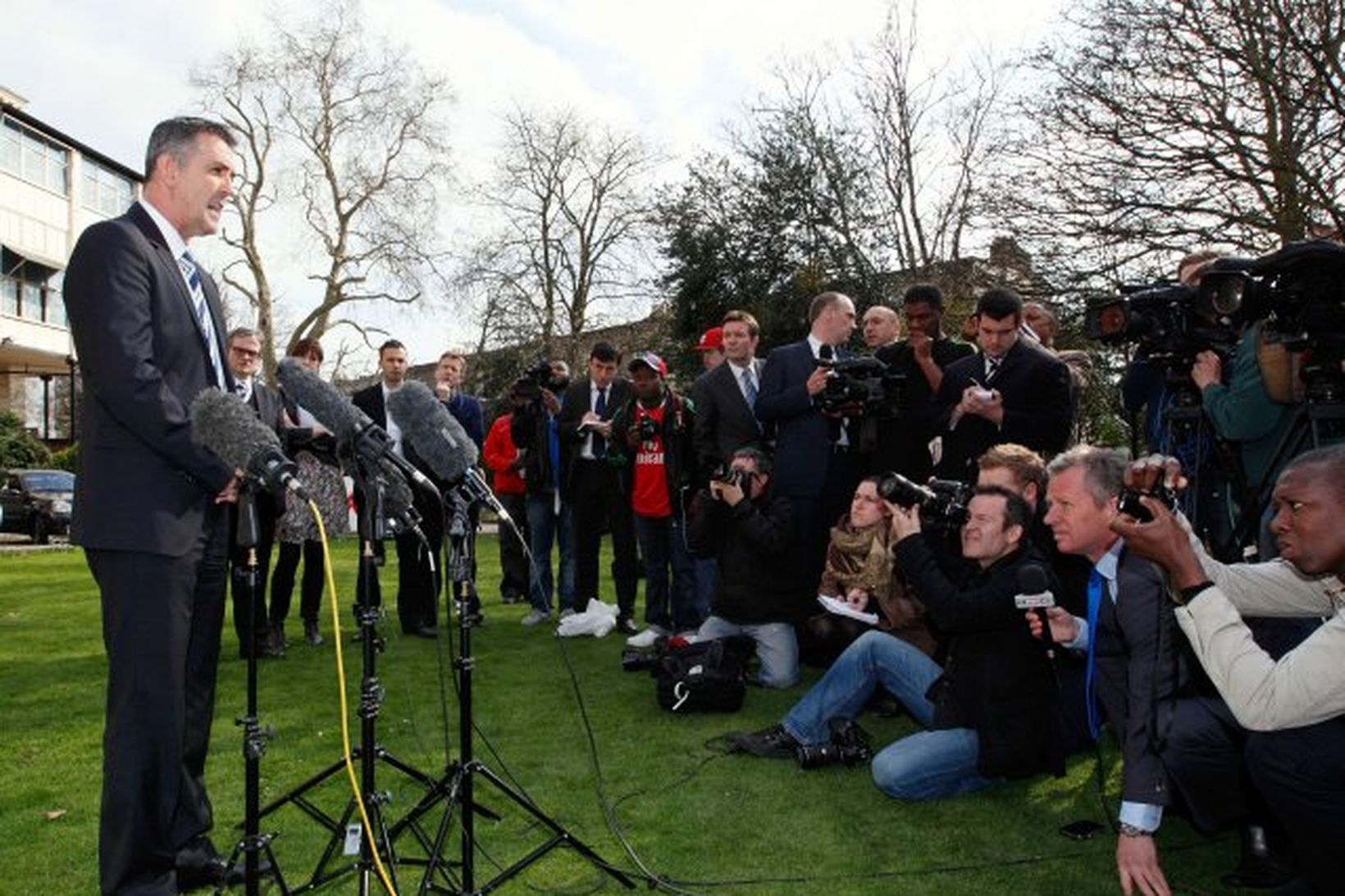 Owen Coyle ræðir við fréttamenn fyrir utan sjúkrahúsið í London …