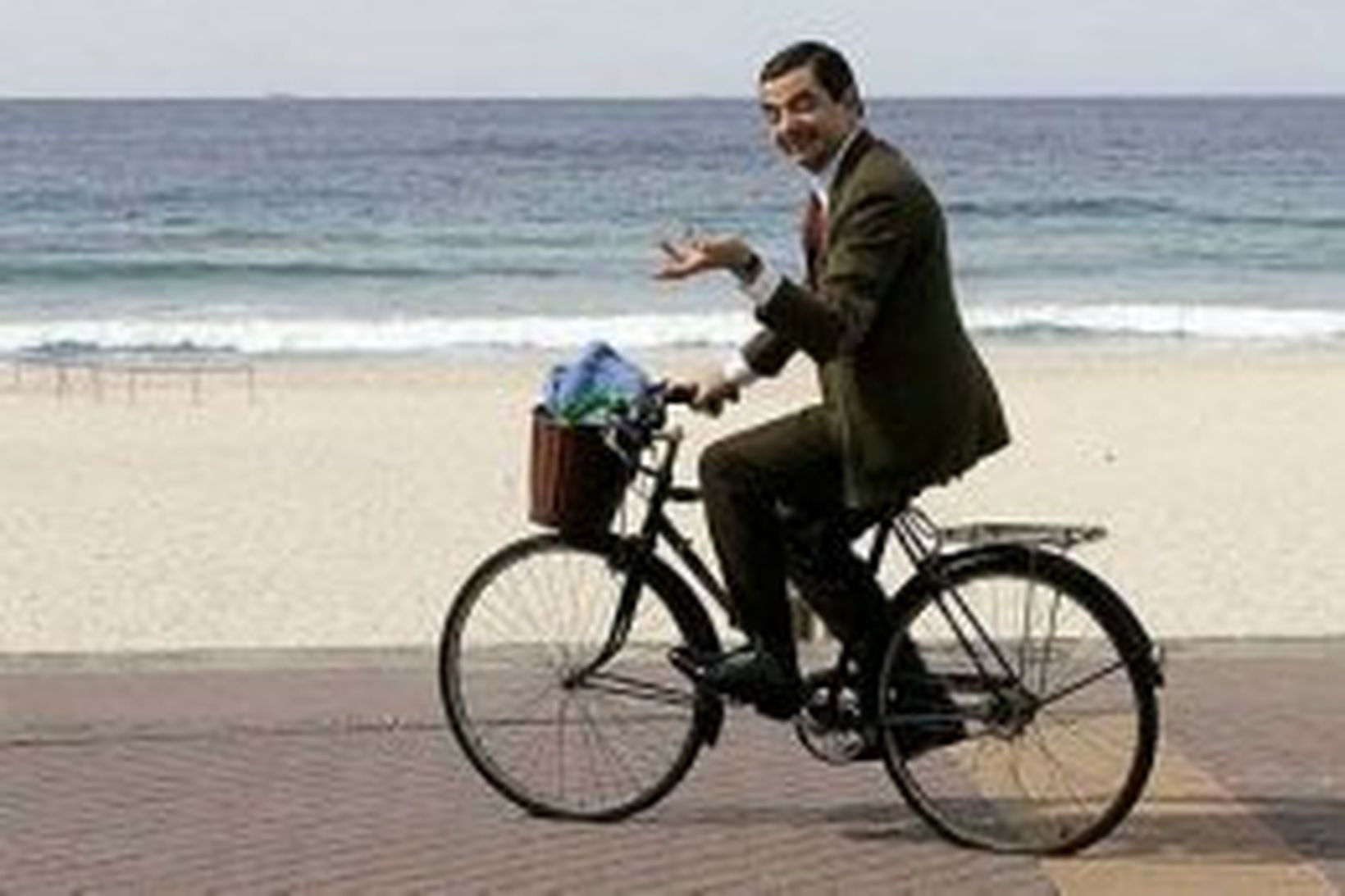 Rowan Atkinson, öðru nafni hr. Bean, sprellar á Bondi ströndinni …