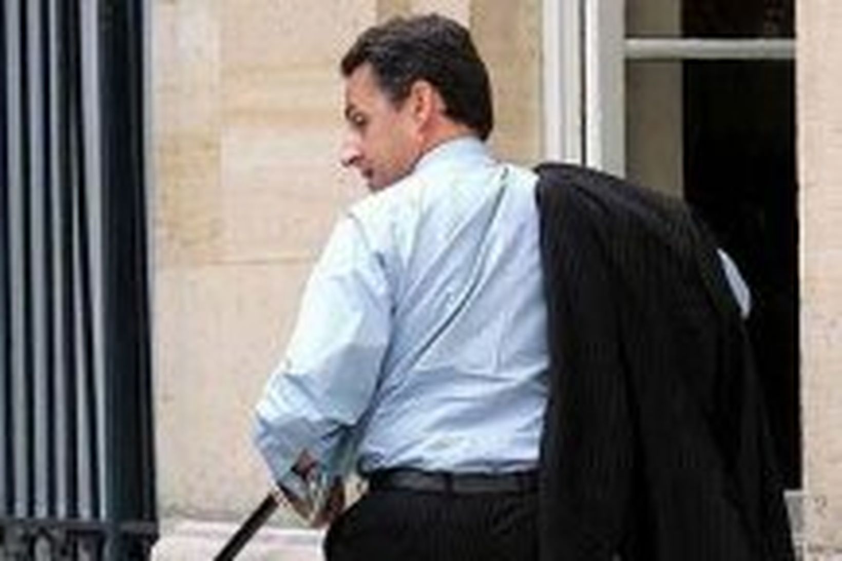 Sarkozy fyrir utan skrifstofu sína í París í gær.