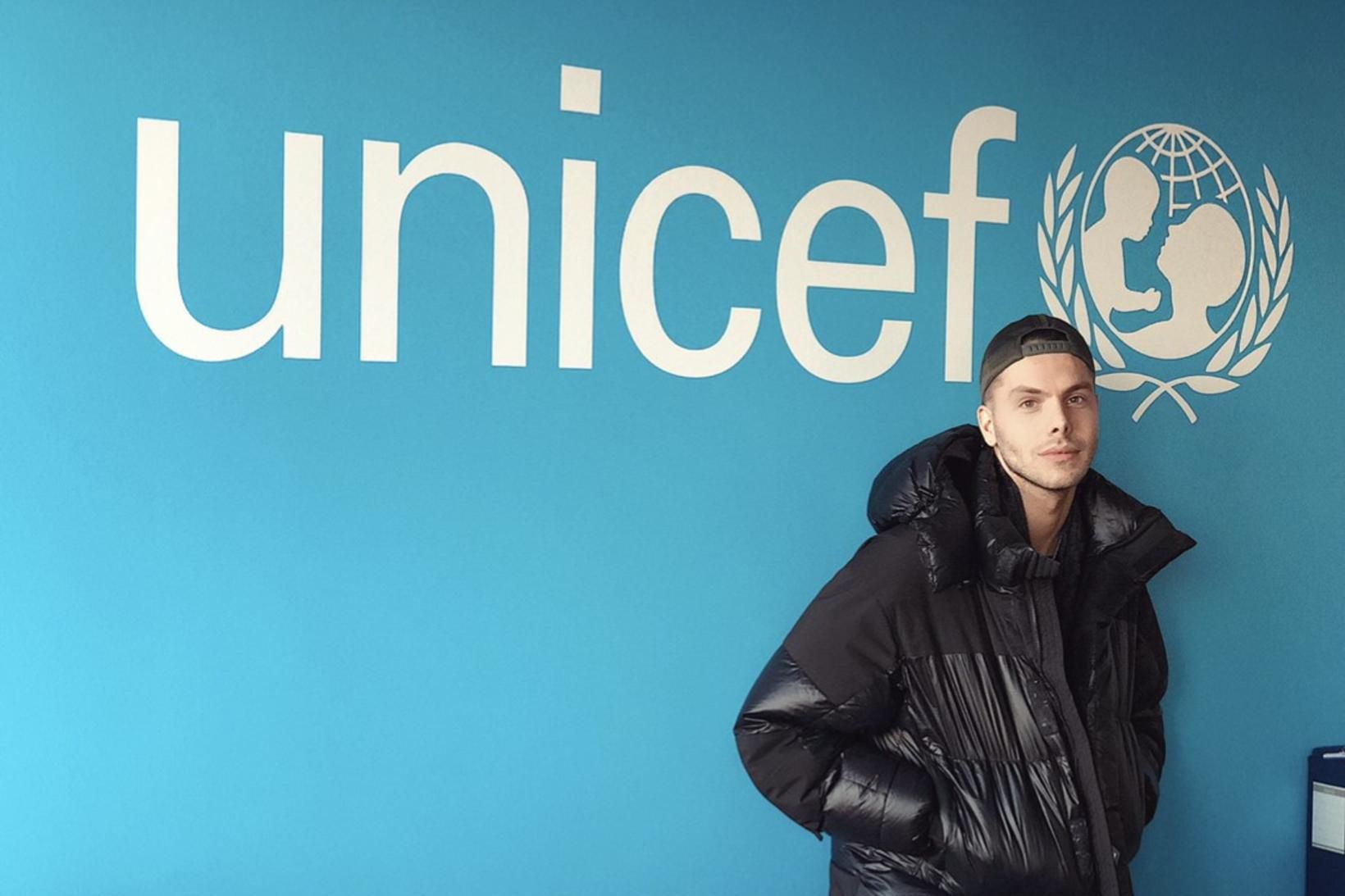 Áhrifavaldurinn Helgi Ómarsson á skrifstofu UNICEF á Íslandi.