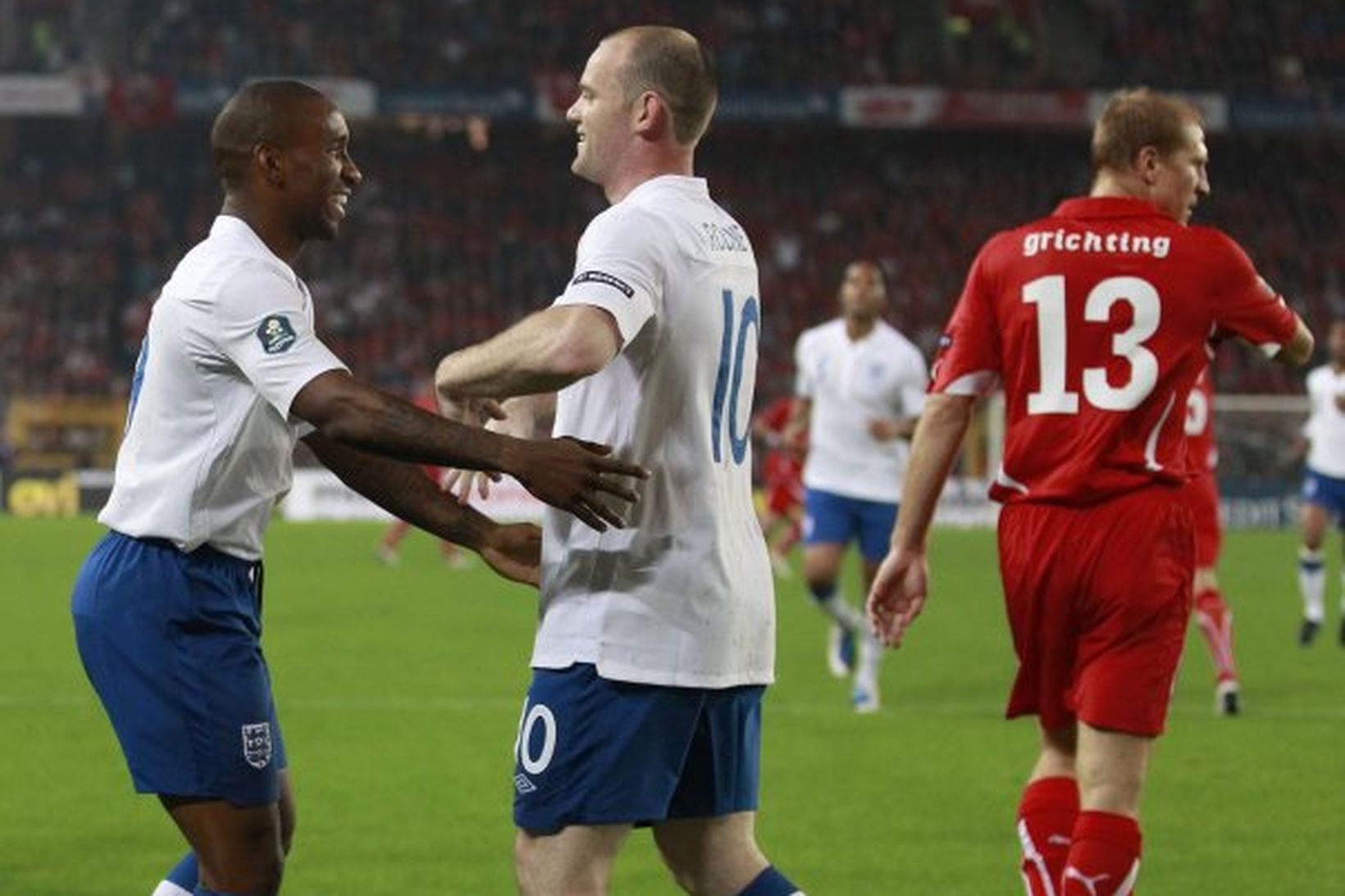 Wayne Rooney fagnar marki sínu ásamt Jermain Defoe.