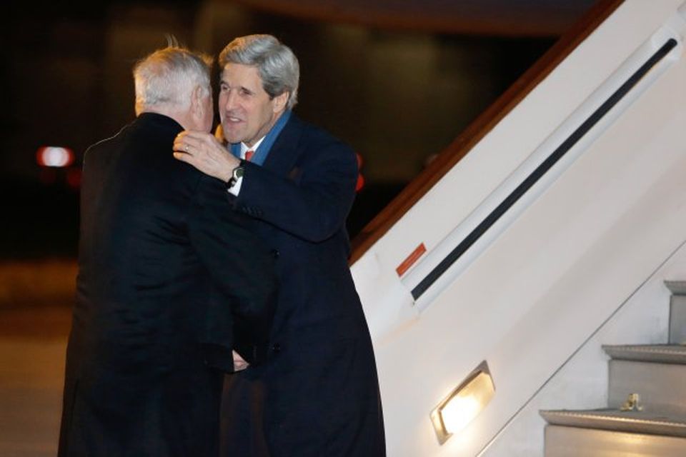 John Kerry heilsar Louis Susman sendiherra Bandaríkjanna í Bretlandi við komun til London í kvöld.