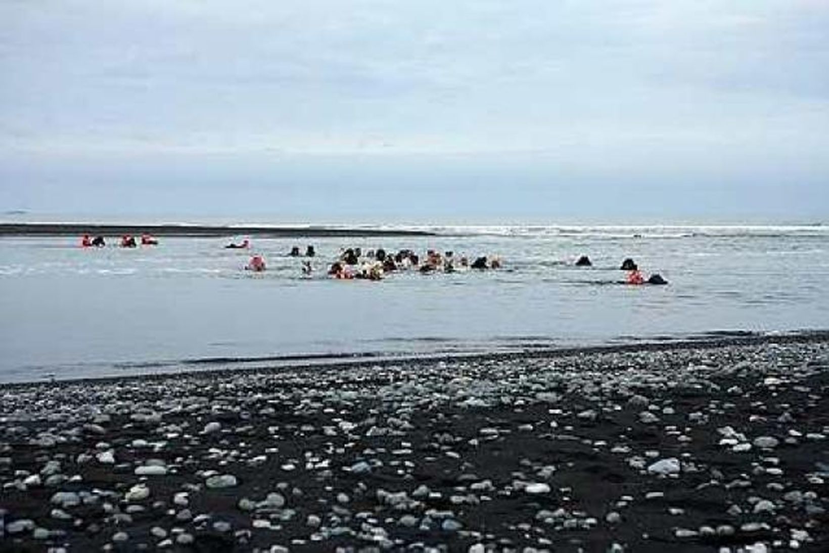 Reiðmennirnir sundriðu ós Jökulsár á Breiðamerkursandi. Það hefur líklega aldreið …