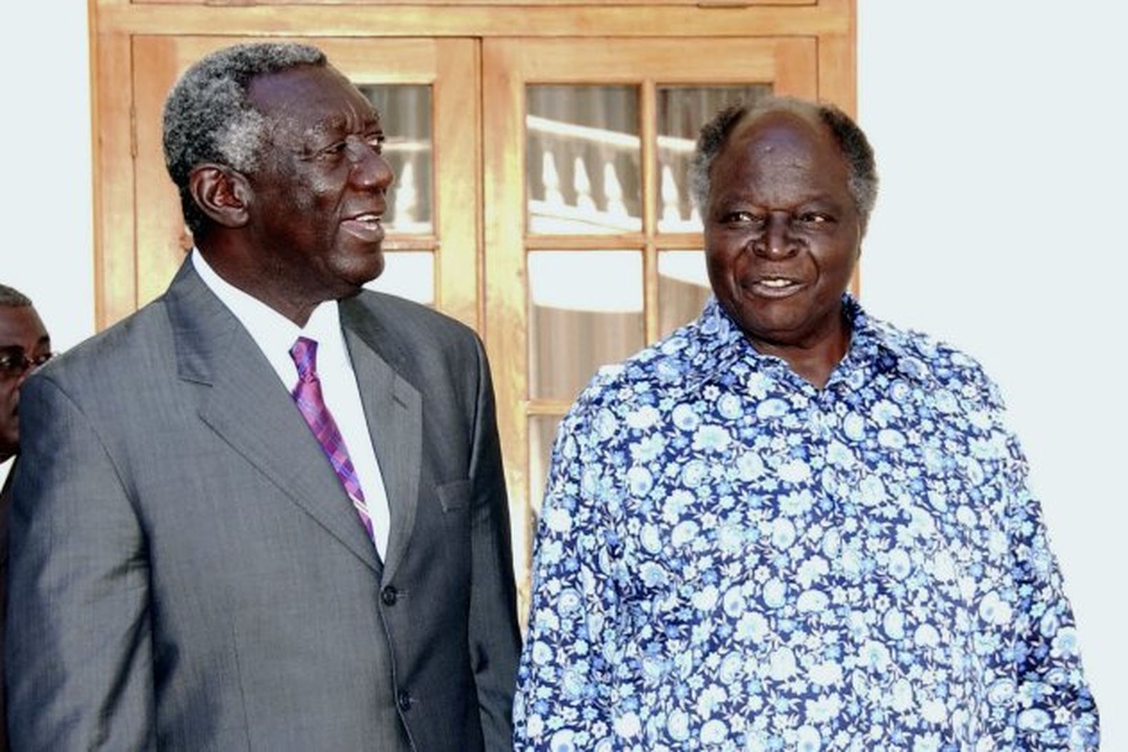 Forseti Ghana John Kufuor og forseti Kenýa Mwai Kibaki ræða …