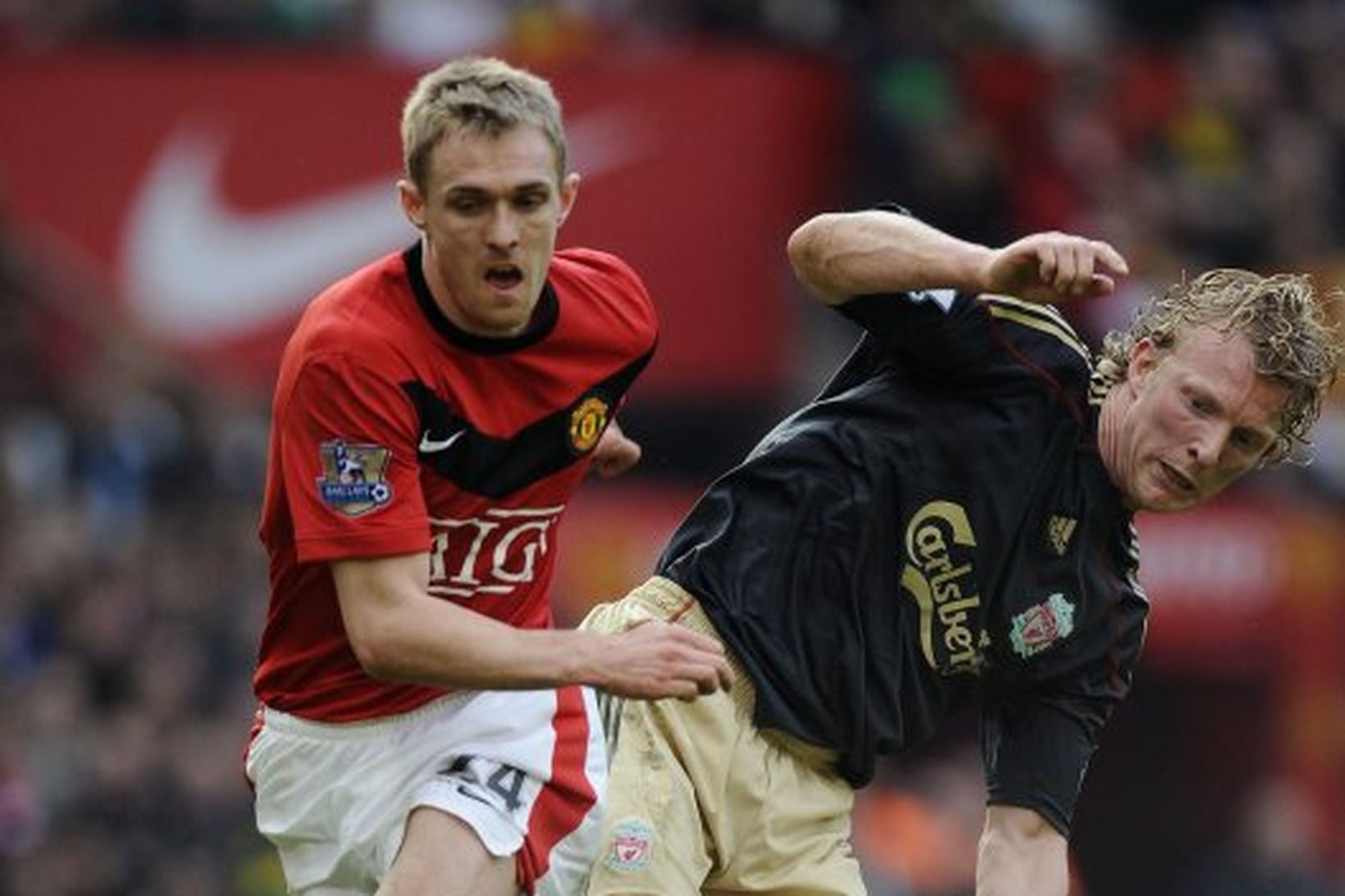 Darren Fletcher hefur betur gegn Dirk Kuyt.