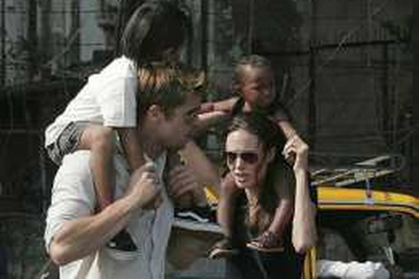 Leikaraparið Brad Pitt og Angelina Jolie með tvö ættleidd börn …