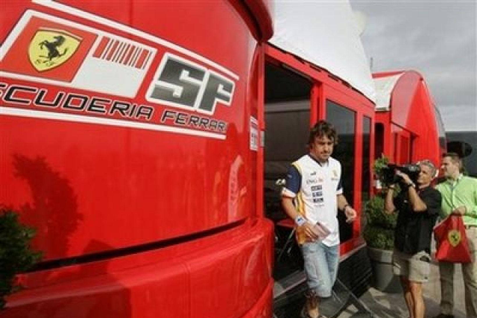 Alonso við mótorheimili Ferrari.