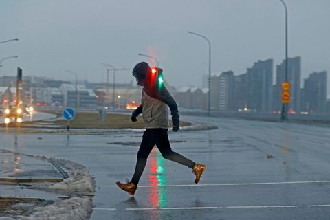 Seinni bylgj­an af ill­viðrinu geng­ur inn á landið í dag.