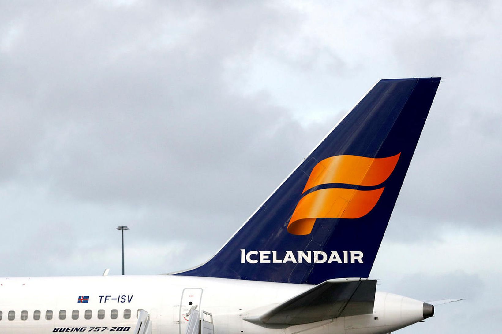 Bréf Icelandair lækkuðu nokkuð við opnun markaða í morgun.