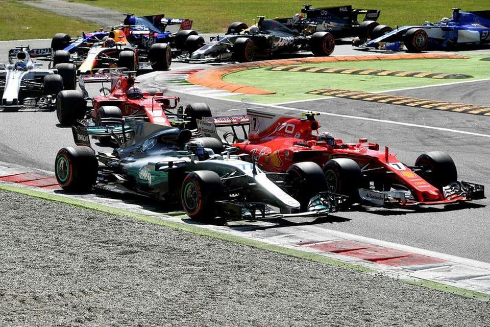 Landarnir Valtteri Bottas (t.v.) á Mercedes og Kimi Räikkönen glíma í návígi gegnum fyrstu beygju …