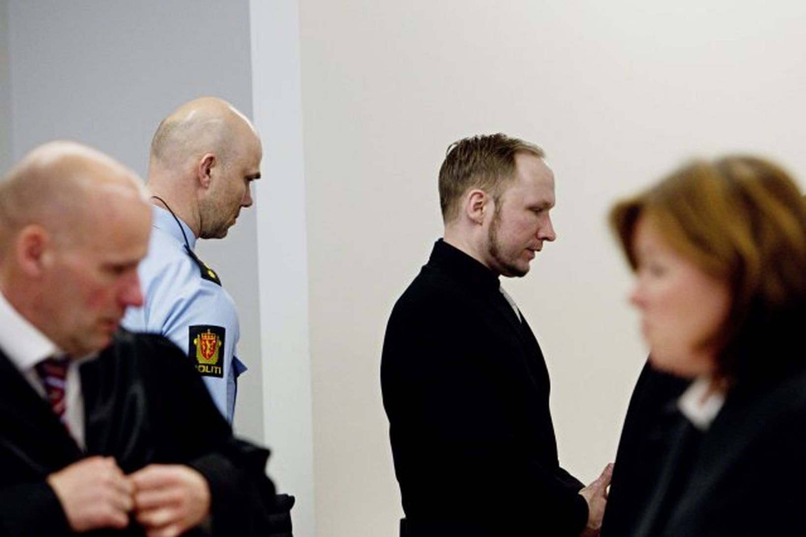 Anders Behring Breivik lýsti fjöldamorðunum í smáatriðum í réttarsalnum í …