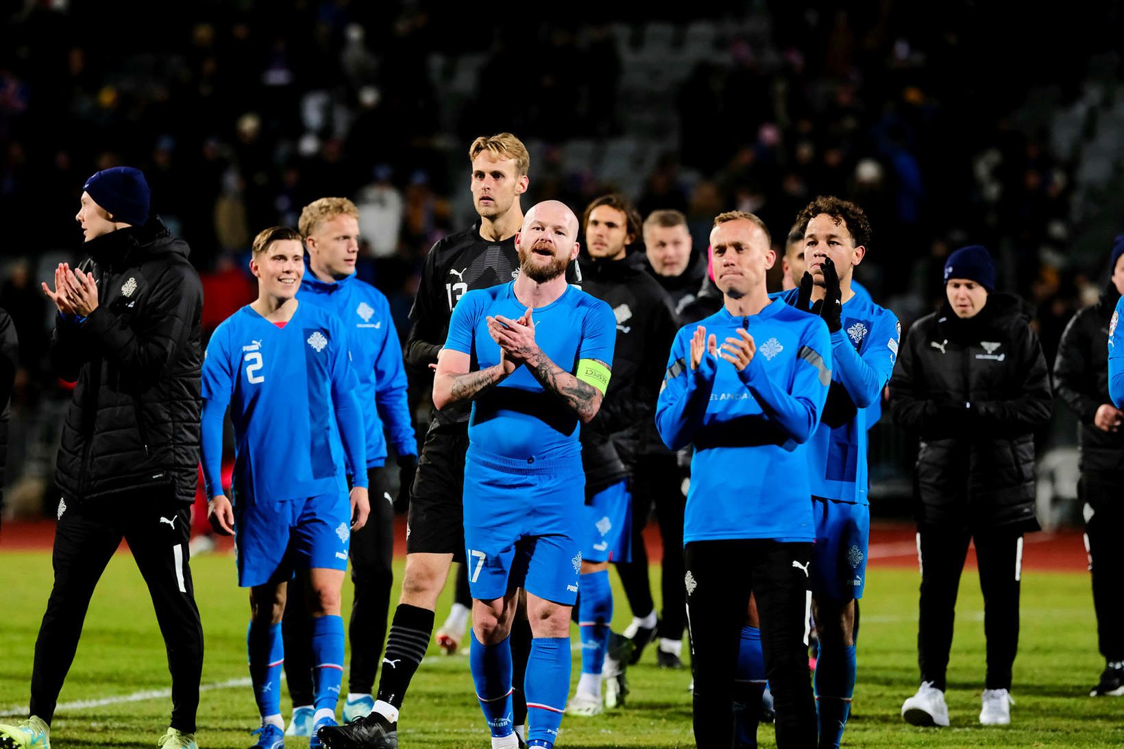 Aron Einar Gunnarsson fagnar eftir sigurinn gegn Liechtenstein í október.