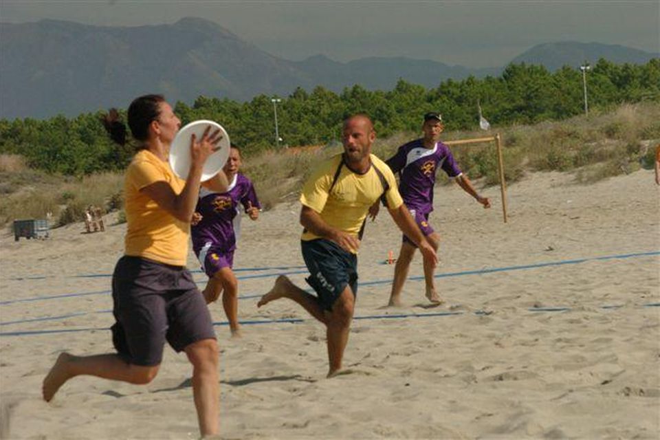 Mikill hasar er í ultimate frisbee, sem líkist rúgbí nema hvað að notast er við …