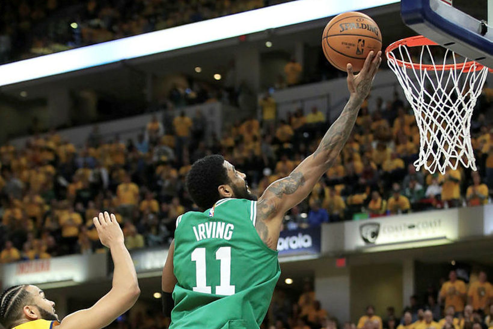 Kyrie Irving, leikmaður Boston Celtics, skorar tvö af sínum 19 …