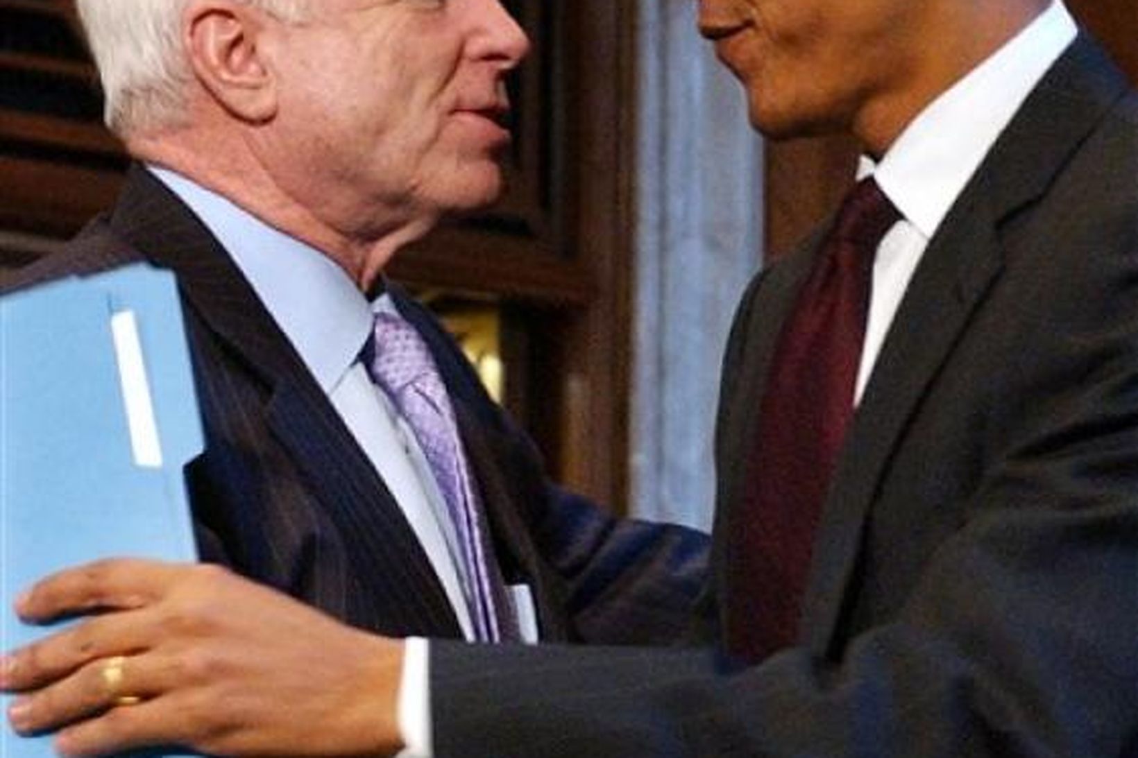 John McCain og Barack Obama munu slíðra sverðin og standa …