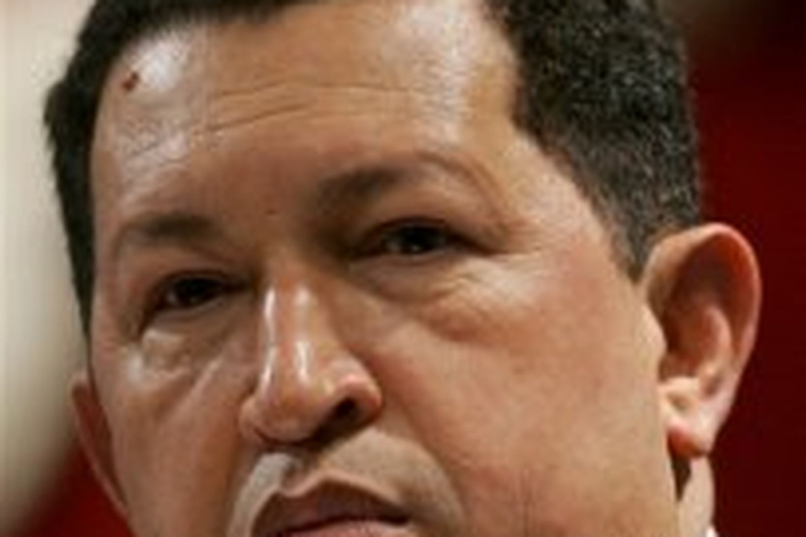 Hugo Chavez segir það ekki koma til greina að útlendingar …
