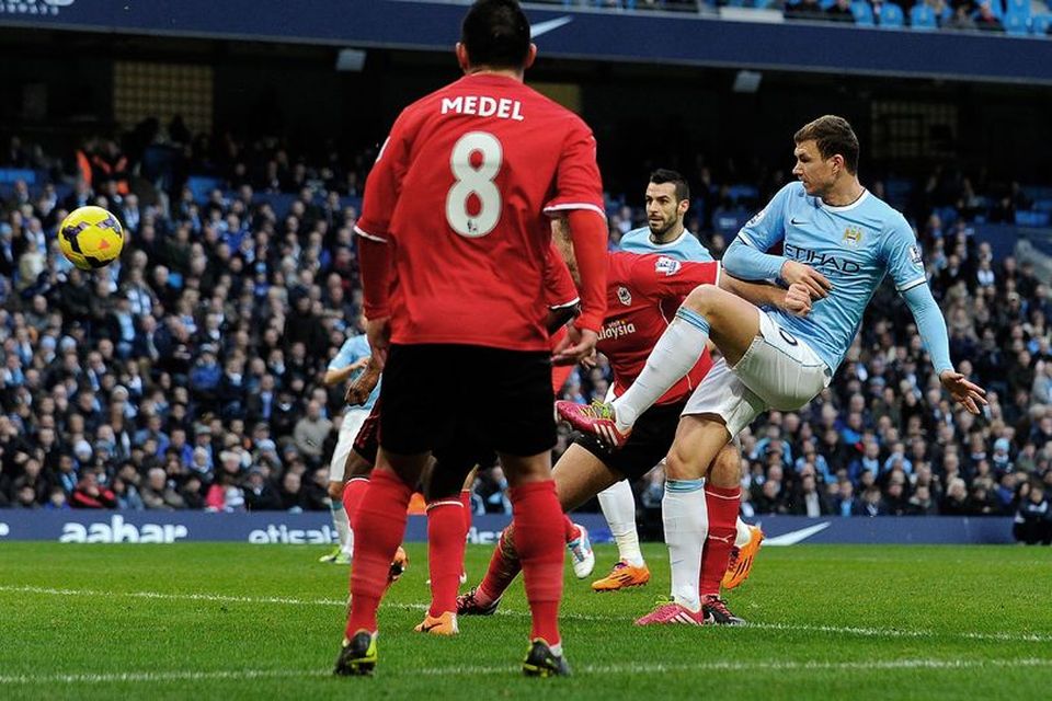 Edin Dzeko kemur Man.City yfir gegn Cardiff í dag og skorar 100. mark liðsins á …