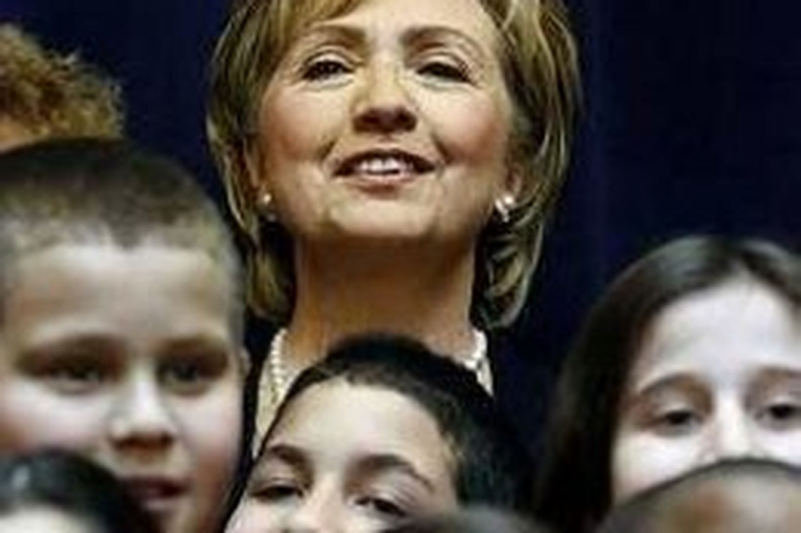 Hilary Clinton með börnum í New York í gær.
