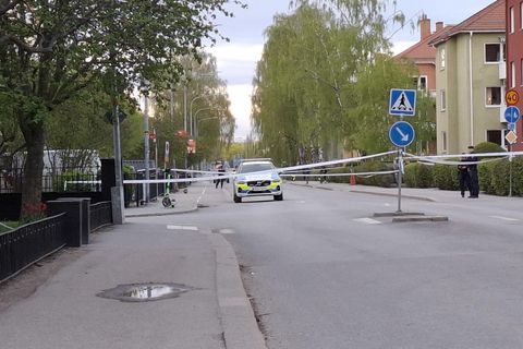 Af vettvangi skotárásarinnar í Uppsölum í gær.