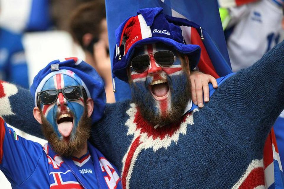 Þessir íslensku stuðningsmenn eru afar hressir á leik liðsins gegn Ungverjalandi í Marseille í dag.