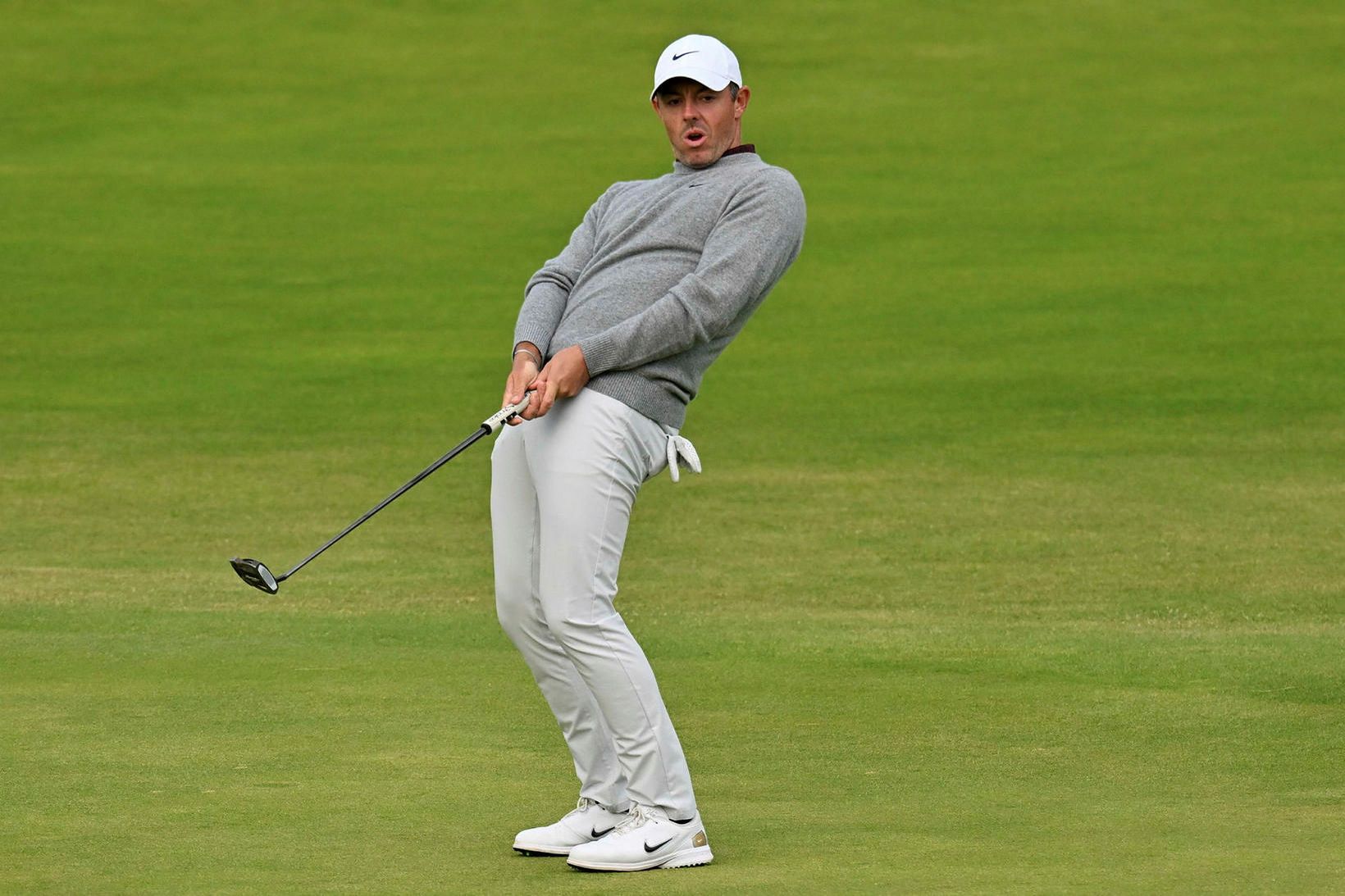 Rory McIlroy horfir á eftir pútti leka framhjá holunni á …