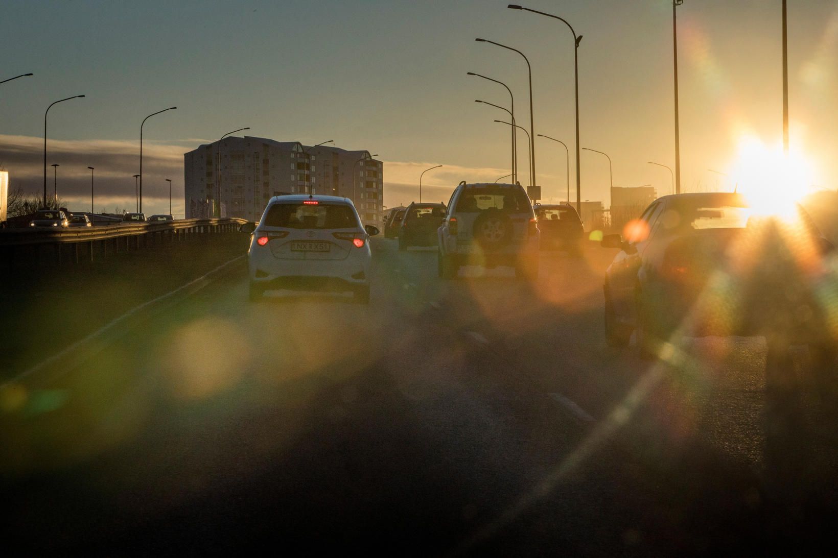 Ökumaður blindaðist af sólinni í austurborginni með þeim afleiðingum að …