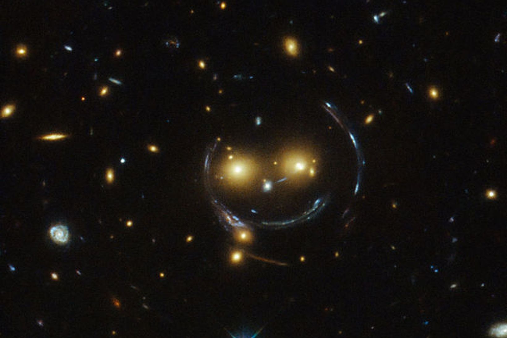 Vetrarbrautirnar virðast brosa við Hubble-sjónaukanum.