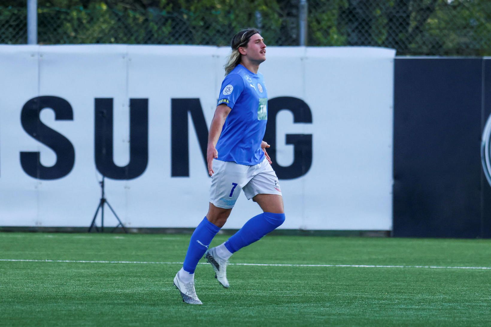 Örvar Eggertsson fagnar glæsilegu marki sínu á laugardag.