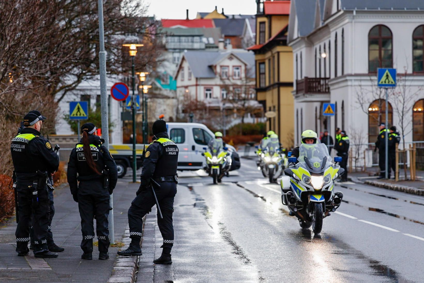 Lögreglan að störfum í miðbænum í morgun.