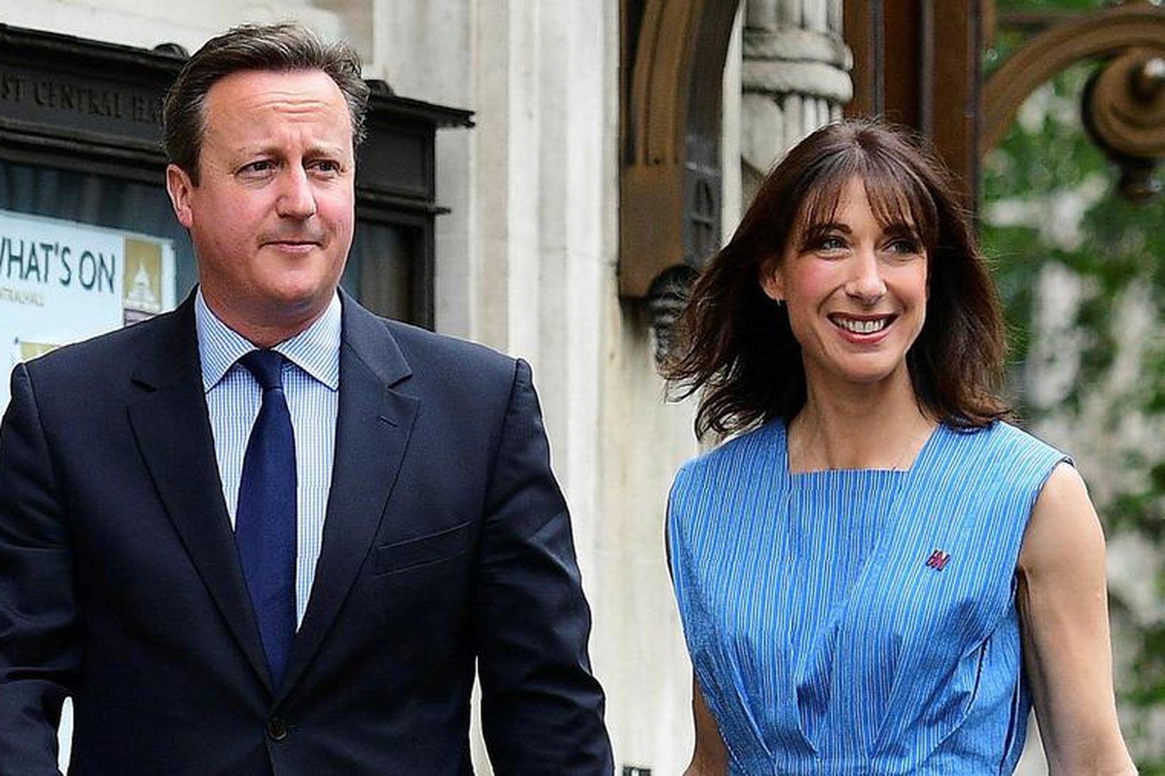 David Cameron og eiginkona hans Samantha greiða atkvæði í London …