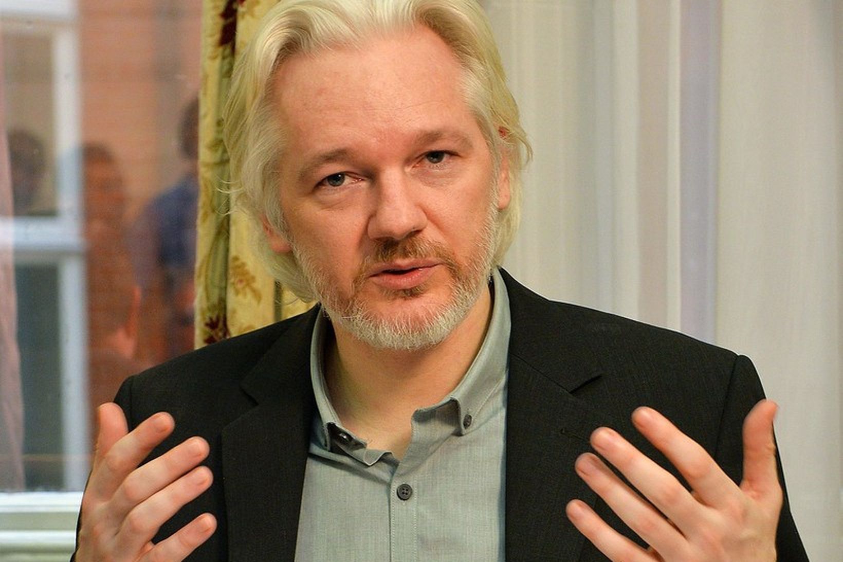Julian Assange talar á blaðamannafundi í sendiráði Ekvador í ágúst …