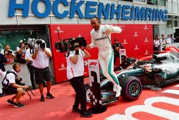 Lewis Hamilton fagnar sigrinum einstaka í Hockenheim.