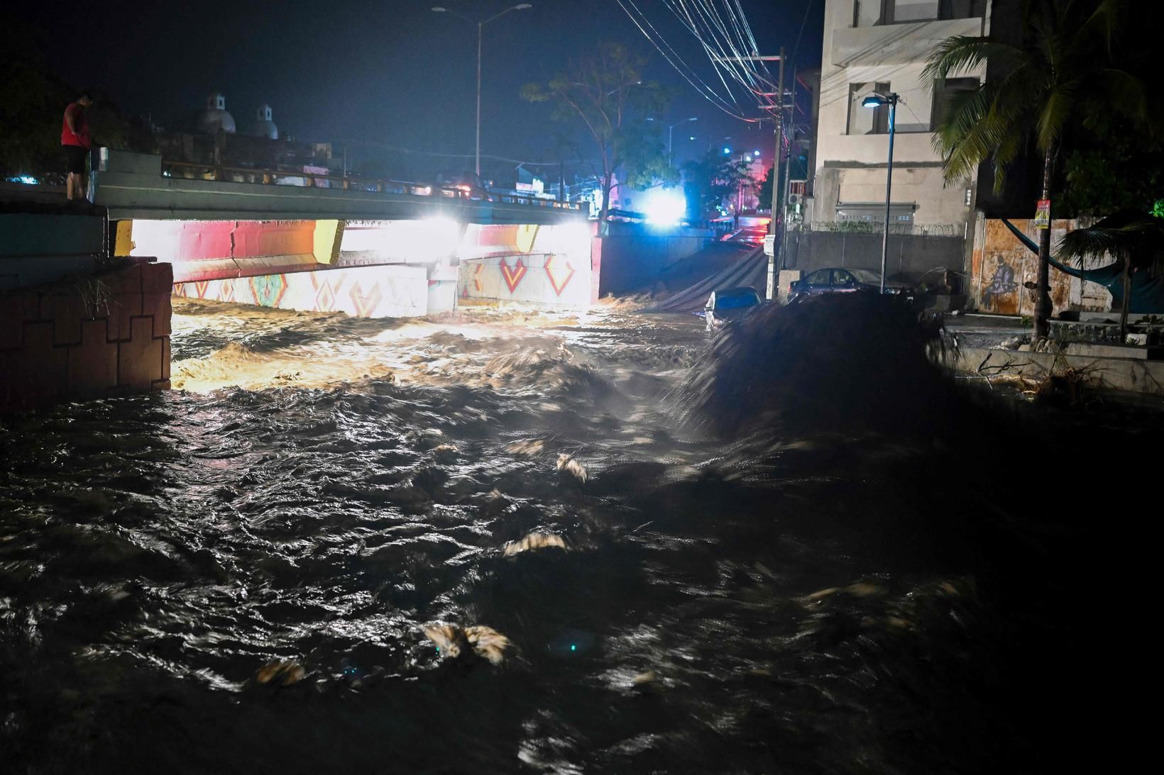 Flóð er víða á götum í Puerto Vallarta eftir að …