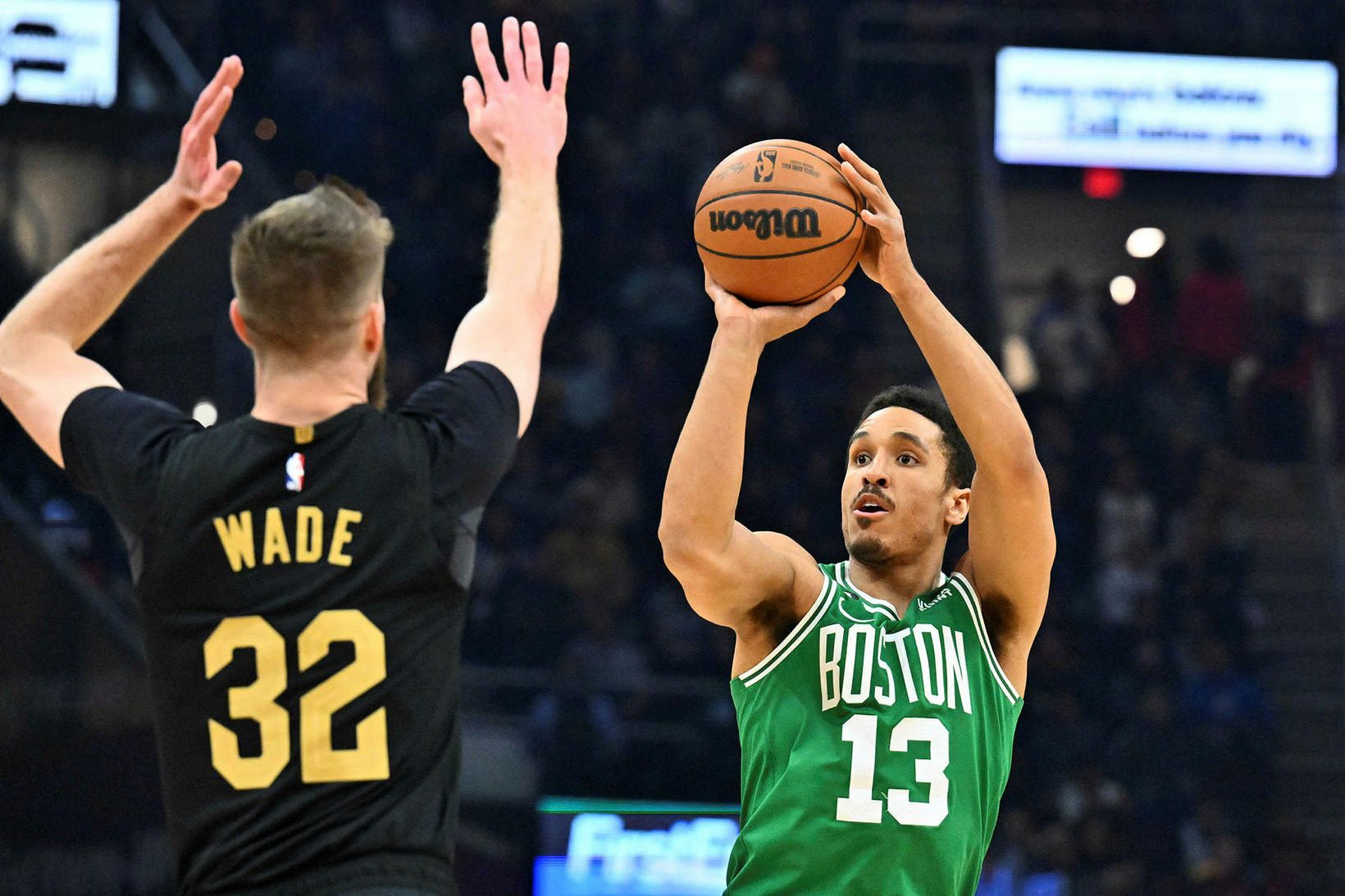 Malcolm Brogdon og Dean Wade takast á.