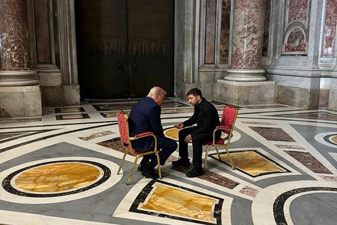 Trump og Selenskí funduðu í Péturskirkjunni áður en útför Frans páfa hófst fyrir viku síðan.