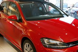 Lögreglu var tilkynnt um nytjastuld á bifreiðinni OYM-80, rauðri Volkswagen golf bifreið. Mynd úr safni.