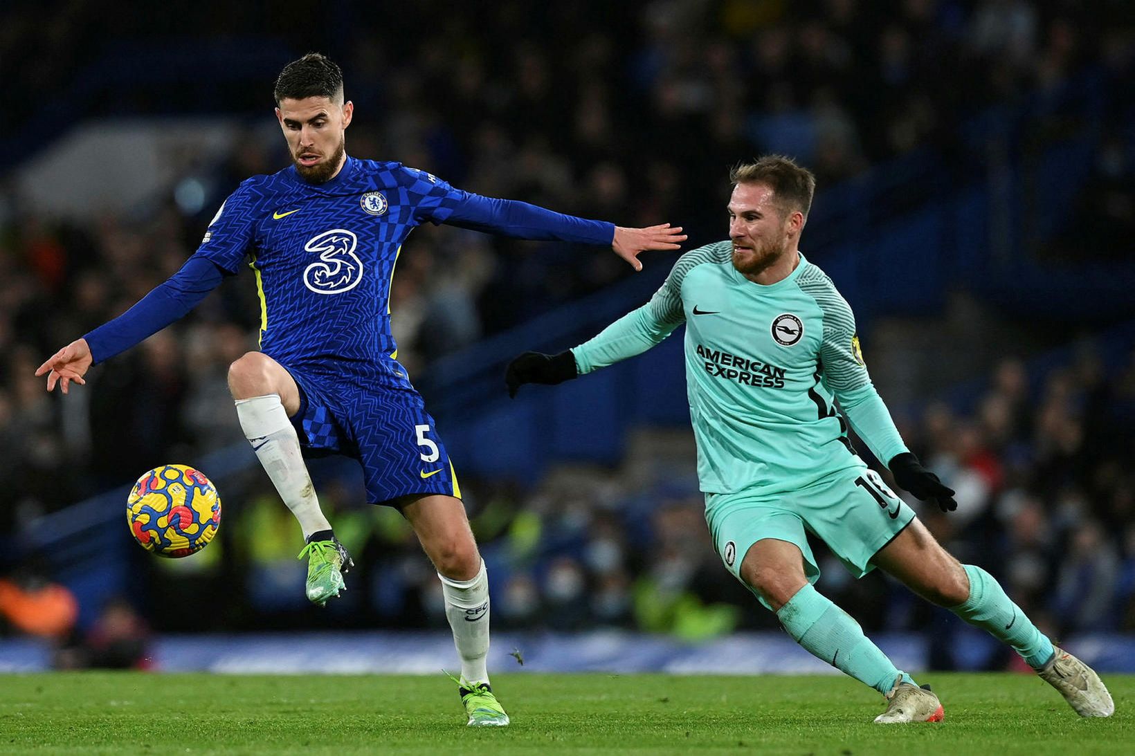 Jorginho með boltann í leiknum við Brighton í gærkvöld.