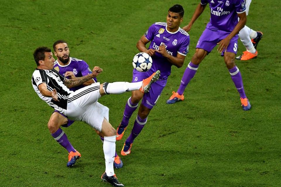 Mario Mandzukic er hér að skora jöfnunarmark Juventus á stórglæsilegan hátt.