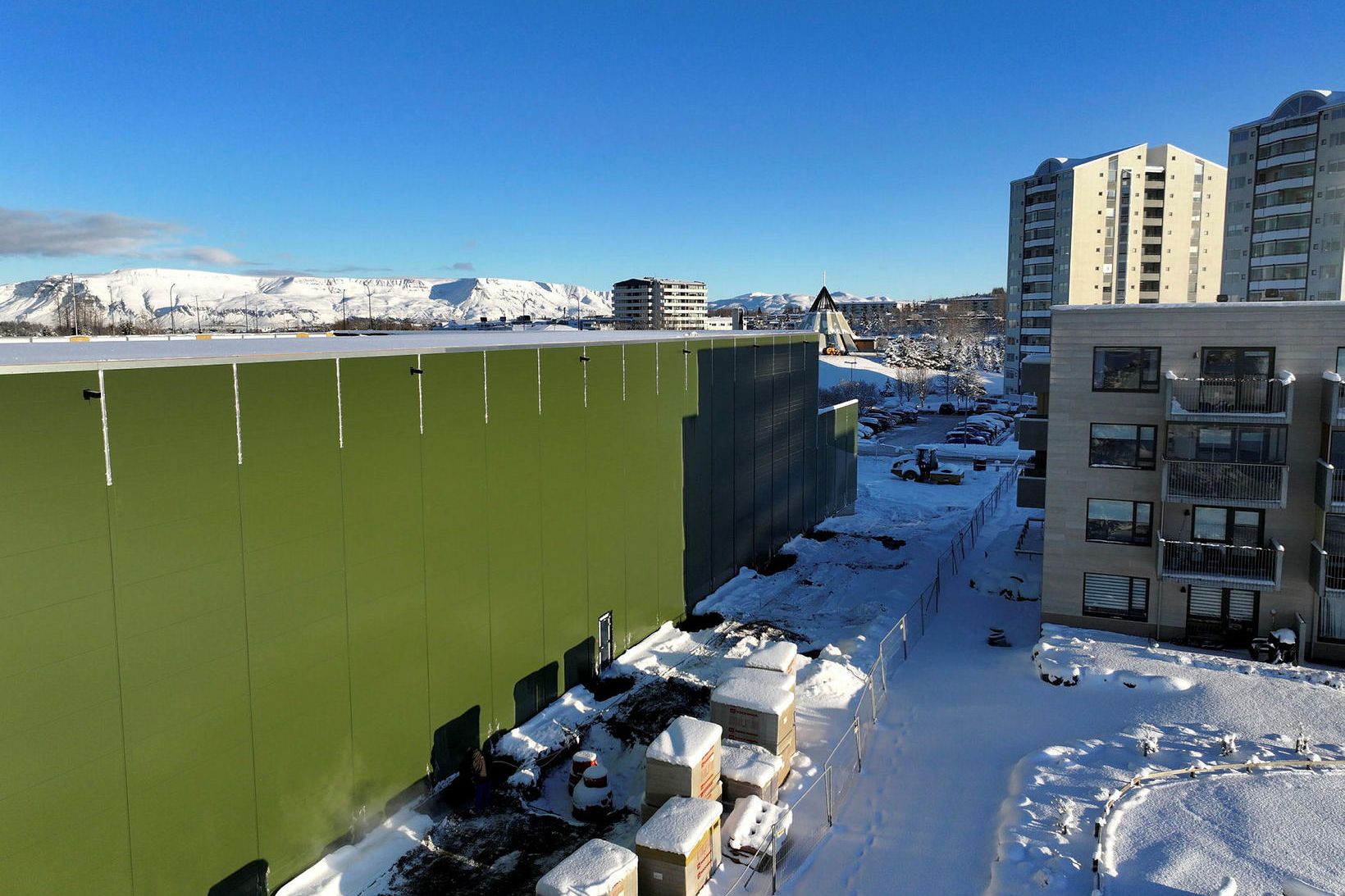 Vöruskemman við Álfabakka skyggir á íbúðirnar hinum megin við götuna.
