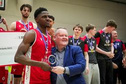 Badmus tók við sinni viðurkenningu úr hendi framkvæmdastjóra KKÍ, Hannesar Jónssonar.