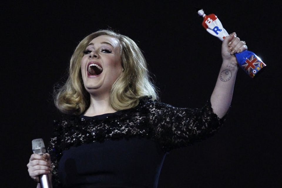 Adele var sigursæl og fagnar hér verðlaunum fyrir bestu plötu ársins á Brit Awards 2012.