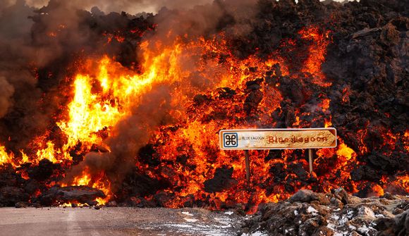 Allt bílaplanið komið undir hraun