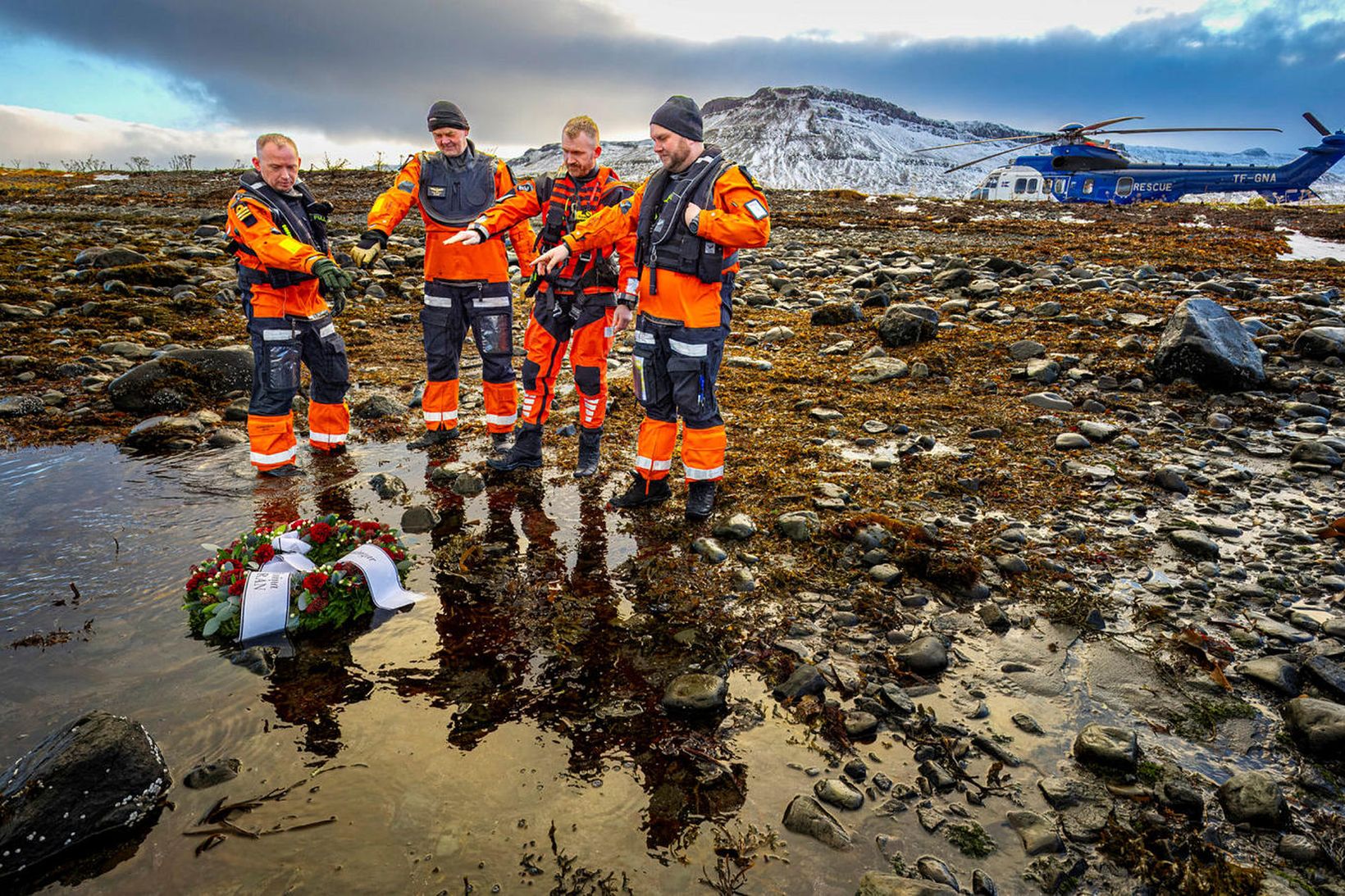 Jens Þór Sigurðarson flugstjóri, Helgi Rafnsson, flugvirki og spilmaður, Jóhann …