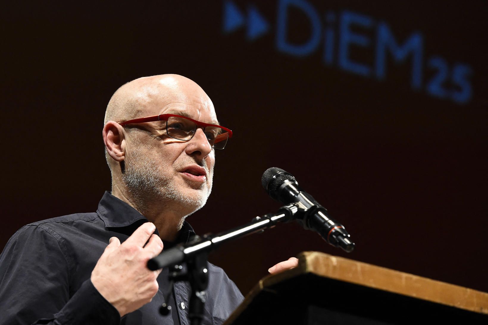 Brian Eno, höfundur Microsoft-stefsins, hefur lengi talað gegn stríðsrekstri í …