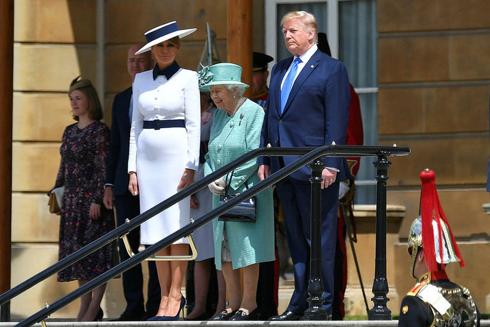 Melania Trump, Elísabet Englandsdrottning og Donald Trump fyrir framan Buckingham-höll.