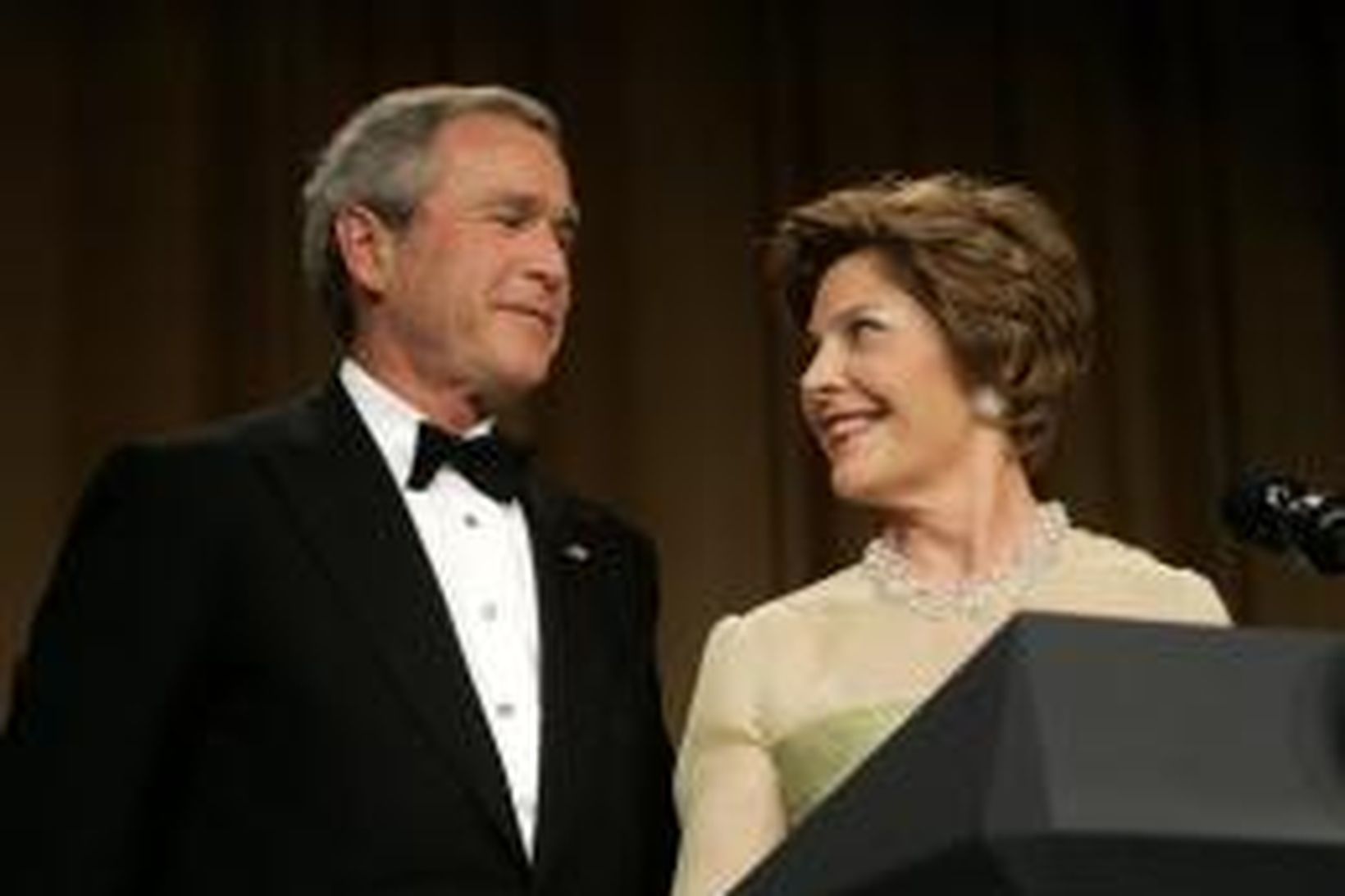 George og Laura Bush á pressuballinu í gærkvöldi.