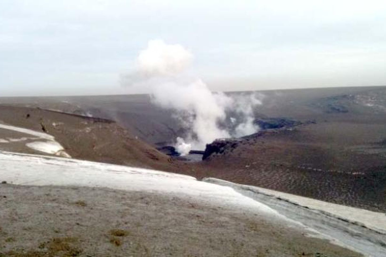 Lítill gufustrókur steig upp úr Grímsvötnum þegar þessi mynd var …