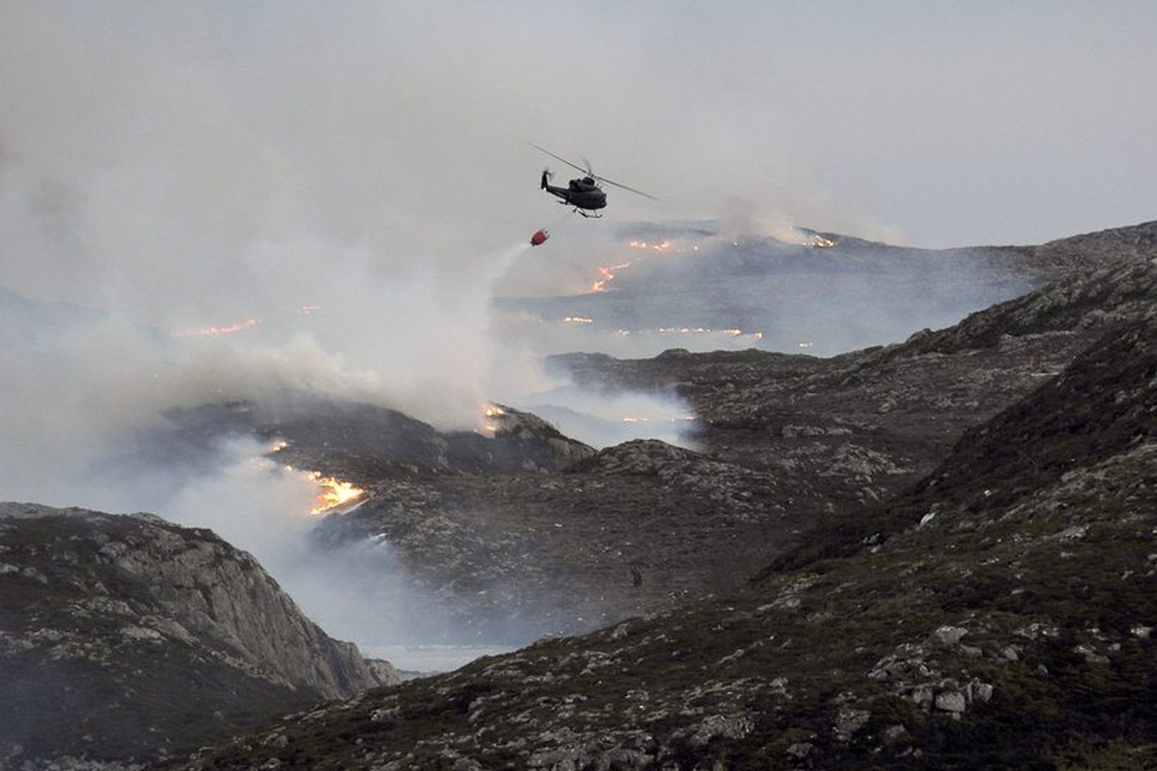 Þyrla við slökkvistörf á Frøya í gær.