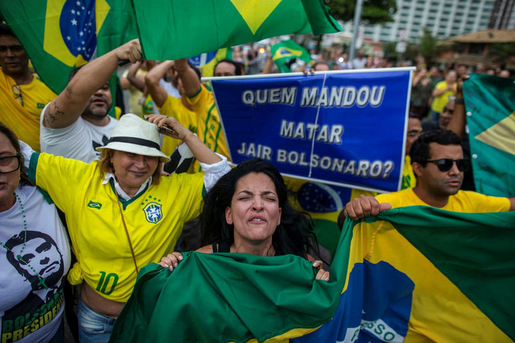 Stuðningsmenn Jair Bolsonaro fagna fyrir utan heimili hans.