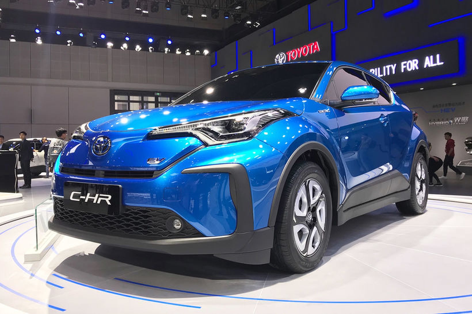 Toyota CH-R rafbíllinn á sýningunni í Sjanghæ í Kína í …